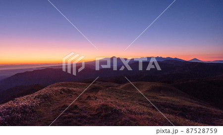 信州ビーナスライン・三峰山の夜明け 87528759