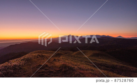 信州ビーナスライン・三峰山の夜明け 信州ビーナスライン・三峰山の夜明け 87528760