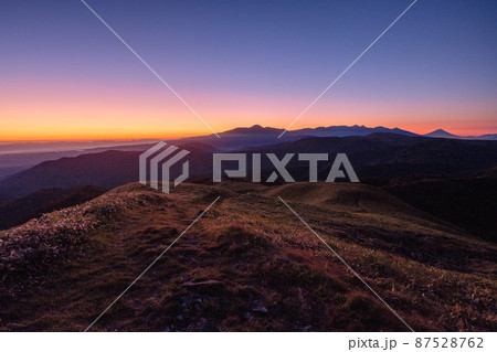 信州ビーナスライン・三峰山の夜明け 87528762