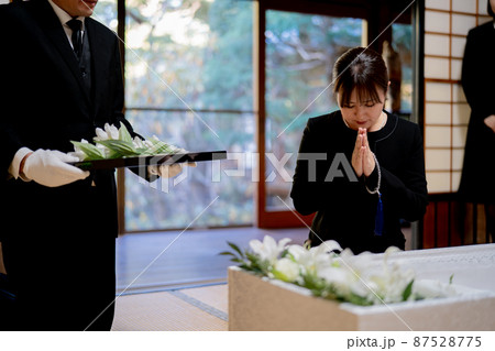 納棺（花入れの儀・女性） 87528775