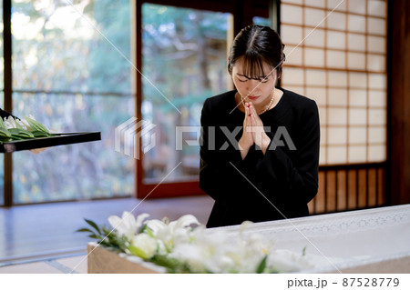 納棺 花入れの儀 女性 の写真素材