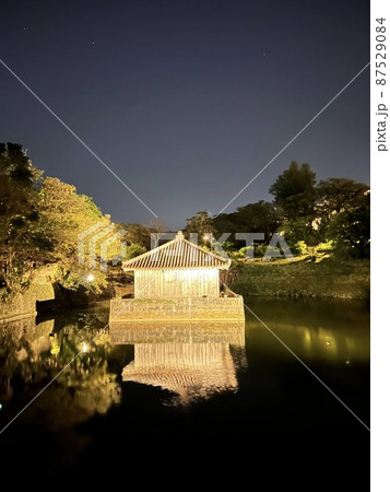 沖縄 首里城公園弁財天堂と円鑑池 沖縄 首里城公園弁財天堂と円鑑池 87529084