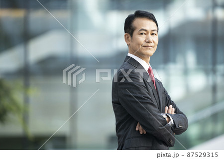 シニアのビジネスマン　ポートレート   撮影協力「LINK FOREST」 87529315