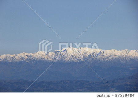 彼方に雪山が連なる風景 87529484