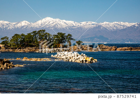 【新潟県】早春の佐渡・両津湾　4月 87529741
