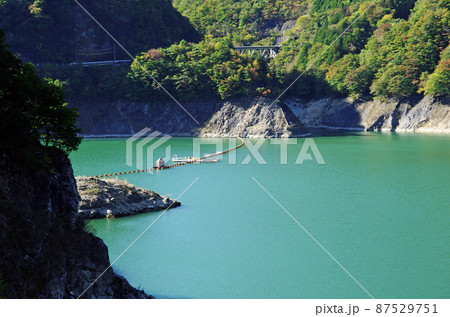 日光市の川治ダムのダム湖の湖面 日光市の川治ダムのダム湖の湖面 87529751