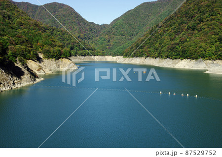 日光市の川治ダムのダム湖の湖面 日光市の川治ダムのダム湖の湖面 87529752