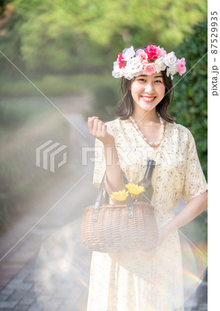 アウトドアウェディング　花かんむり　女性　花嫁　笑顔　幸せ 87529935