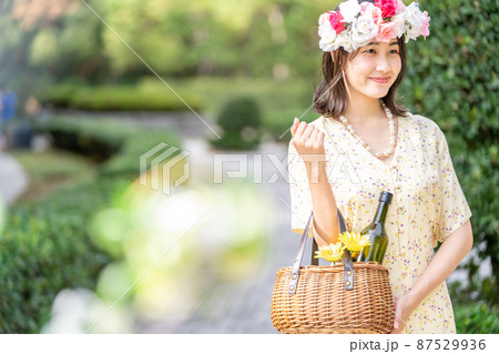 アウトドアウェディング　花かんむり　女性　花嫁　笑顔　幸せ 87529936