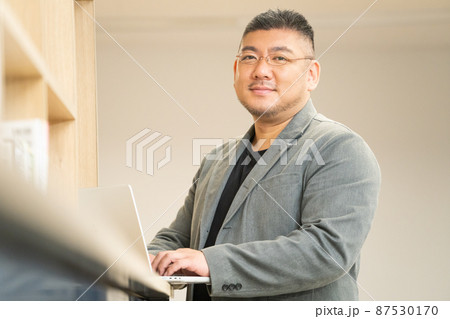 30代のビジネスマンのポートレート 87530170