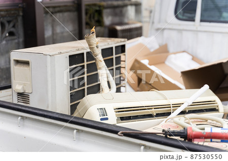 軽トラの荷台に載っているエアコンの廃棄物 軽トラの荷台に載っているエアコンの廃棄物 87530550