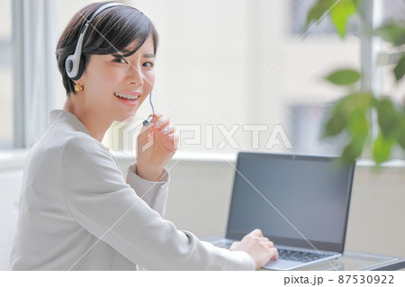 振り向いたオペレーター_クローズアップ1 87530922