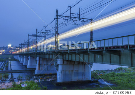 京王線 多摩川橋梁 関戸橋 せきどばし 多摩川 自動車 夜景 ヘッドライト 京王線 多摩川橋梁 関戸橋 せきどばし 多摩川 自動車 夜景 ヘッドライト 87530968