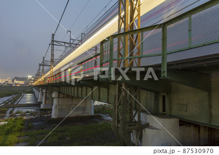 京王線 多摩川橋梁 関戸橋 せきどばし 多摩川 自動車 夜景 ヘッドライト 京王線 多摩川橋梁 関戸橋 せきどばし 多摩川 自動車 夜景 ヘッドライト 87530970