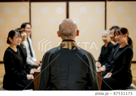 僧侶と遺族の法事・お葬式シーン（食事・笑顔） 87531175