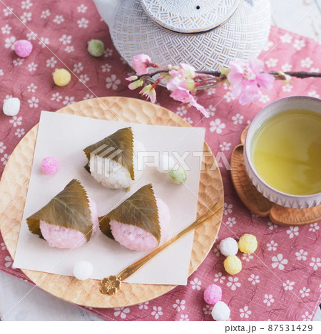 春の和菓子 紅白の桜餅でティータイム 87531429