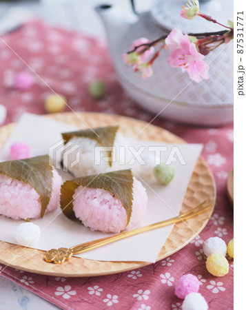 春の和菓子 紅白の桜餅でティータイム 春の和菓子 紅白の桜餅でティータイム 87531771