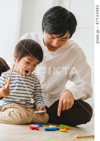 生後10ヶ月の男の子とパパの写真素材