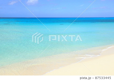 ビーチに広がる鮮やかな海 87533445