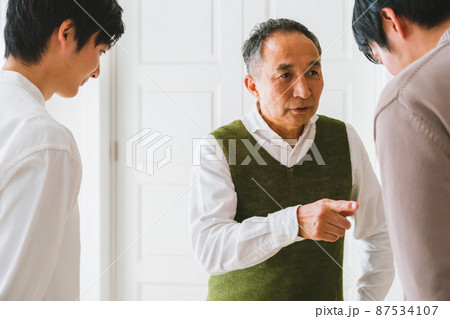 説教をする親父 87534107
