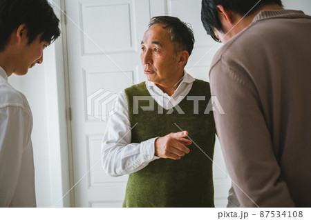 説教をする親父 87534108