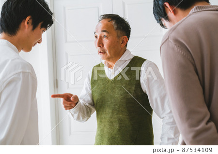 説教をする親父 87534109