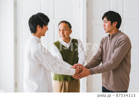 父子で握手 父子で握手 87534113