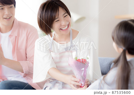 母の日にカーネーションを貰うママ 87535600