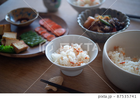桜海老の炊き込みご飯、肉じゃが、焼き野菜の食卓 87535741