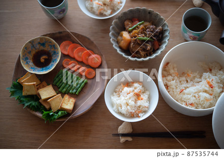 桜海老ご飯と肉じゃがの食卓 桜海老ご飯と肉じゃがの食卓 87535744