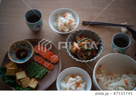 桜海老ご飯と肉じゃがの食卓 桜海老ご飯と肉じゃがの食卓 87535745