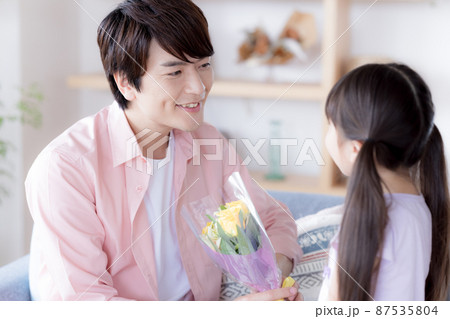 家族のポートレート　ソファーに座り微笑む家族 87535804