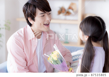 家族のポートレート　ソファーに座り微笑む家族 87535805