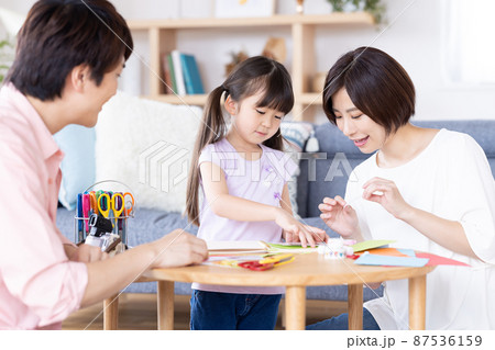 ファミリー お家時間 スクラップブッキングを楽しむ家族 ファミリー お家時間 スクラップブッキングを楽しむ家族 87536159