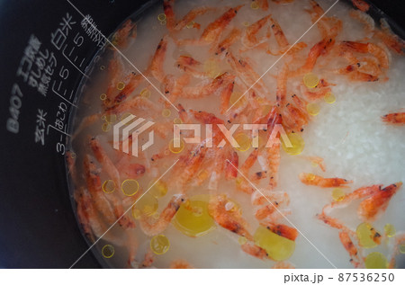 桜海老の炊き込みごはんを炊飯器で炊く 87536250