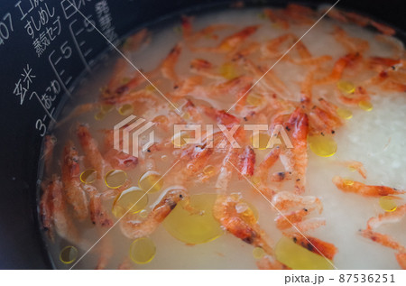 桜海老の炊き込みごはんを炊飯器で炊く 87536251