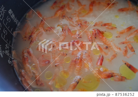 桜海老の炊き込みごはんを炊飯器で炊く 87536252