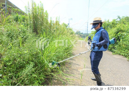 道路沿いの除草作業　草刈りをする男性　 87536299