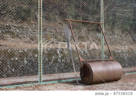 静かな山の運動場 87536319