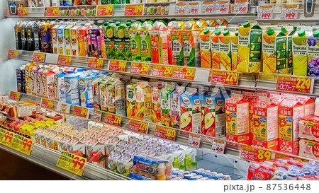 スーパーの棚に陳列してある紙パック飲料 87536448