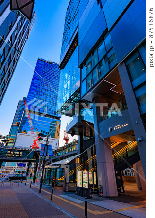 東京　早朝の渋谷駅南口の街並み　渋谷フクラスと渋谷スクランブルスクエア 87536876