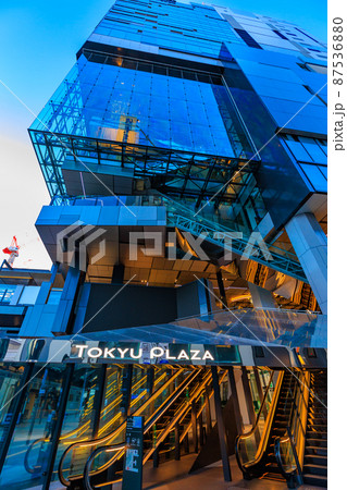 東京　早朝の渋谷駅南口の街並み　渋谷フクラス 87536880