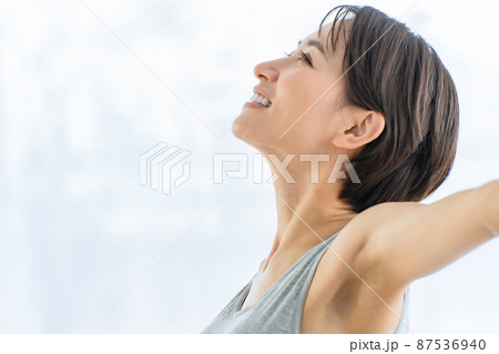 伸び　ストレッチ　朝　 87536940