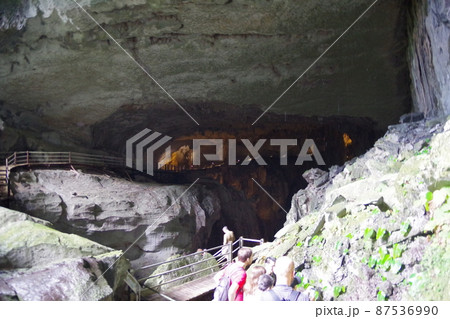 マレーシア　ボルネオ島の世界遺産　グヌン・ムル国立公園のクリアウォーターケイブ 87536990