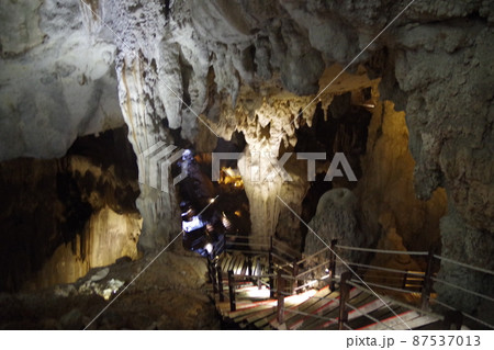 マレーシア　ボルネオ島の世界遺産　グヌン・ムル国立公園のクリアウォーターケイブ 87537013