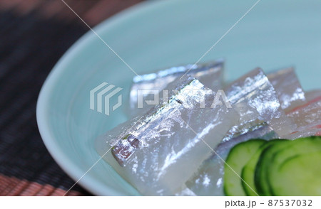 家庭的で素朴な自宅調理の サヨリ と 真鯛 の刺し身の写真素材