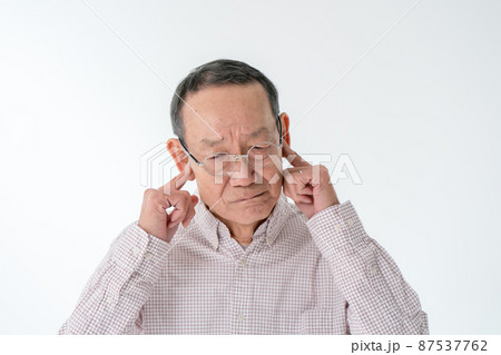 耳を塞ぐシニア男性 87537762