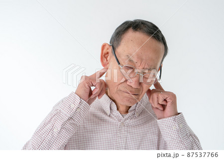 耳を塞ぐシニア男性 87537766
