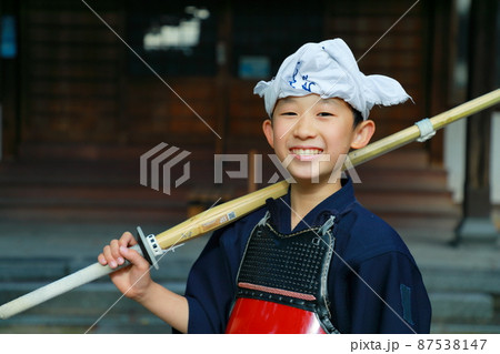 剣道を楽しんでがんばっている少年 剣道を楽しんでがんばっている少年 87538147