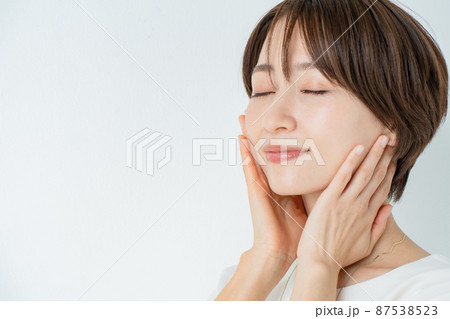 ミドル　女性　うるおい　ビューティー　頬 87538523